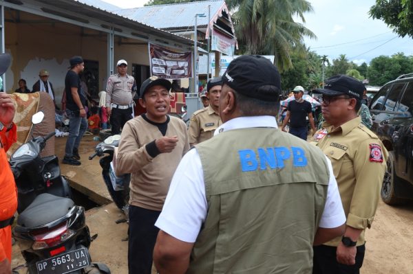 Pj Wali Kota Palopo Beri ki Bantuan Langsung ke Korban Banjir di Kecamatan Suli Barat