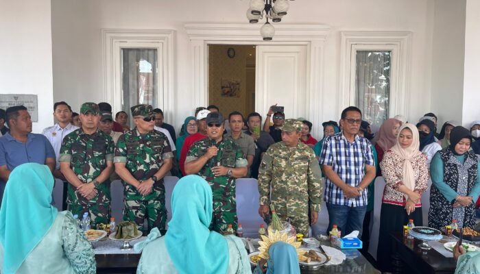 Nonton Gerak Jalan di Rujab Bupati, Brigjen Wawan Erawan Apresiasi ki Semangat Warga Sidrap