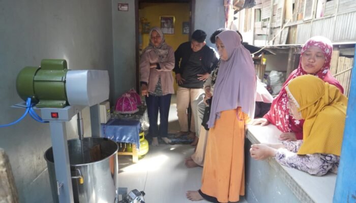 Lewat Kolaborasi dan TTG, Koperindag Sulbar dan Unsulbar Dorong ki Peningkatan Kualitas Minyak Kelapa di Majene
