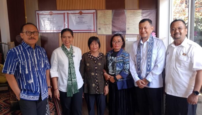 Wamenpar RI dan Gubernur SDK Kunjungi ki Rumah Tenun Ulukarua, Kadis Pariwisata Sulbar : Motivasi dan Promosi Tenun Sekomandi