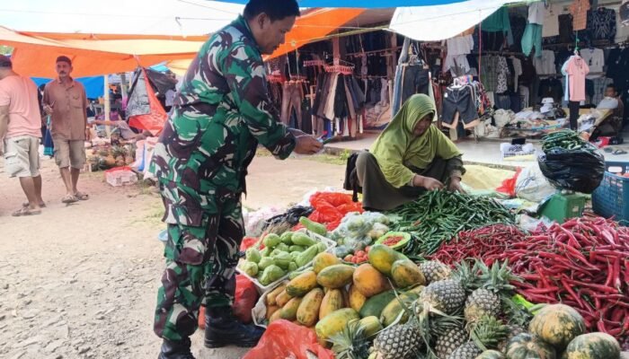 Babinsa Koramil 07/Baranti Pantau ki Harga dan Ketersediaan Bahan Pokok di Pasar Sentral