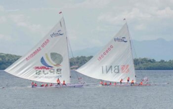 Gubernur Sulbar Saksikan 55 Perahu Sandeq Merapat di Garis Finis Etape IV Sandeq Silumba 2025