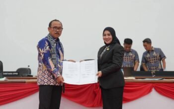 DPRD Serahkan ki SK, RPJMD Sulbar 2025–2029 Resmi Disempurnakan, Gubernur SDK: Menjawab Tantangan Pembangunan Daerah