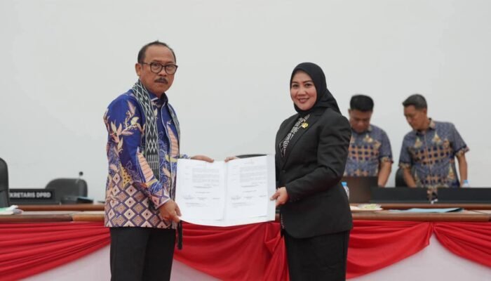 DPRD Serahkan ki SK, RPJMD Sulbar 2025–2029 Resmi Disempurnakan, Gubernur SDK: Menjawab Tantangan Pembangunan Daerah