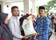 Wakil Bupati Sinjai Salurkan ki Bantuan Beras Cadangan Pangan Pemerintah (CPP)