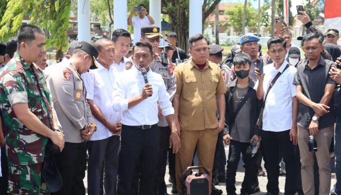 Bupati Dampingi Aksi Unjuk Aliansi Mahasiswa dan Masyarakat, Komitmen ki Kawal Aspirasi Hingga Pusat