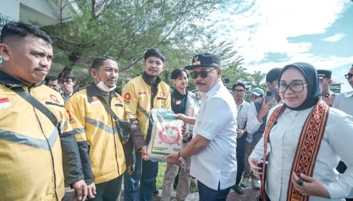 Gubernur Sulbar dan Bupati Mamuju Bagikan ki Beras Gratis untuk Ratusan Ojol, Driver Ojol : Komitmen Jaga Keamanan Daerah