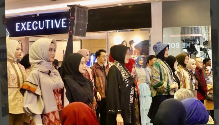 Pariwisata Sulbar Tampilkan ki Tenun Tradisional di Fashion Show FESyar KTI di Kalbar, Bau Akram Dai : Maksimalkan Promosi Wastra Khas Sulbar