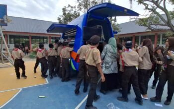 Mobil Perpustakaan Keliling Hadir di SRMP 30 Sidrap, Siswa Antusias ki Membaca