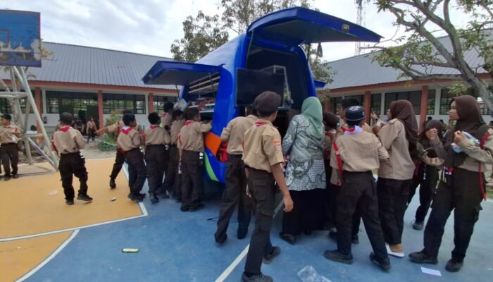 Mobil Perpustakaan Keliling Hadir di SRMP 30 Sidrap, Siswa Antusias ki Membaca