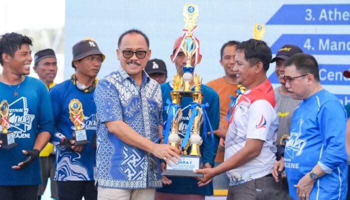 Tutup Festival Sandeq Teluk Mandar 2025, Gubernur SDK: Tahun Depan Kita Lebih Meriahkan Lagi