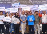 Gubernur Suhardi Duka Serahkan ki Bantuan Rp1,23 Miliar untuk Jaminan Kesehatan 3.644 Jiwa di Majene