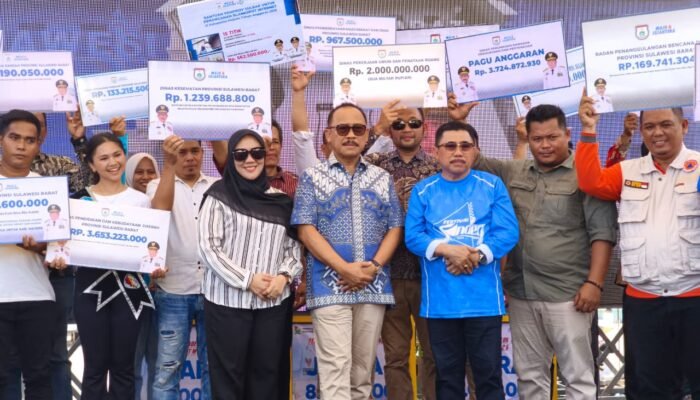 Gubernur Suhardi Duka Serahkan ki Bantuan Rp1,23 Miliar untuk Jaminan Kesehatan 3.644 Jiwa di Majene