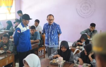 Dukung Program Prabowo, Gubernur Sulbar Pantau Langsung ki Pelaksanaan MBG di Sekolah