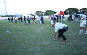 Bupati Andi Utta Pungut ki Sampah , Usai Tutup Liga Pelajar Indonesi di Stadion