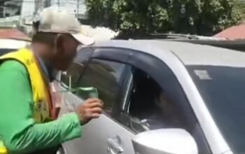 Warga Makassar Antusias Bayar Parkir Pakai QRIS di Jalan Somba Opu