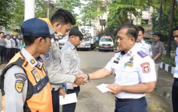 Dinas Perhubungan Kota Makassar Laksanakan Apel dan Menyerahkan Bantuan Untuk Petugas Korban Insiden Demonstrasi