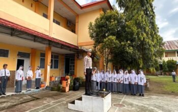 Poreii, Kanit Regident Polres Sinjai jadi Inspektur Upacara di SMK Negeri 1 Sinjai