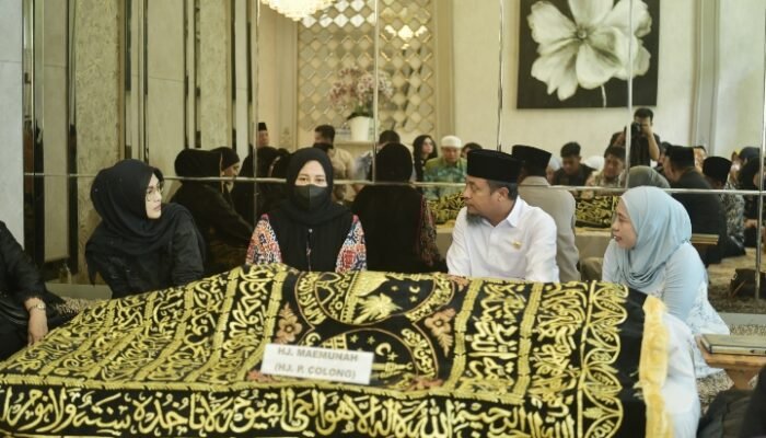 Gubernur Andi Sudirman Melayat ki ke Rumah Duka