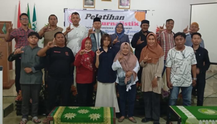 Ini mi Dua Pemateri Handal Mengajar Peserta Dipelatihan Jurnalistik