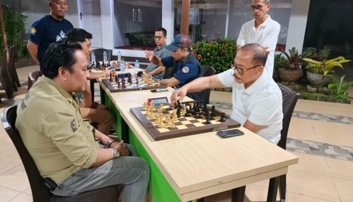 Gubernur Sulbar dan Ketua Percasi Lakukan ki Eksebisi Catur Jelang Launching Maskot Kejurnas 2025