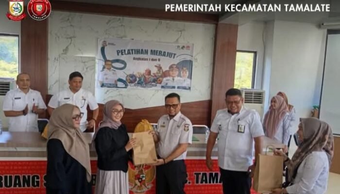 Camat Tamalate Dampingi Tauwwa Kadis Koperasi dan Usaha Kecil Buka Kegiatan Pelatihan Merajut
