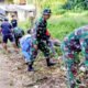 Koramil 1406-02/Tanasitolo Gelar Karya Bhakti Pembersihan Bahu Jalan dan Selokan di Desa Ujunge