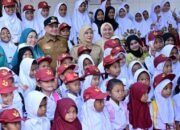 Kadisdik Makassar Dampingi ki Wali Kota Makassar Untuk Salurkan Tauwwa Seragam Sekolah Di Pulau Sangkarrang