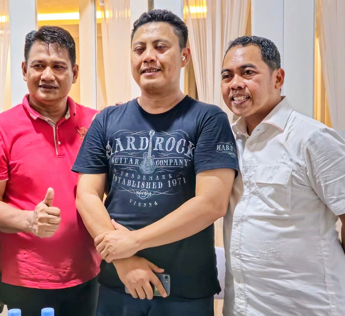 Nampak foto bersama Andi Budi Kades Waetuwo dan H.Andi Rosman S,Sos.M.M Bupati Wajo serta Wakil Ketua Komisi V DPR RI Andi Iwan Darmawan Aras