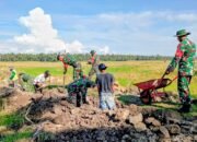 Koramil 1406-08/Sabbangparu Gelar Karya Bakti Bersihkan Saluran Irigasi di Kelurahan Sompe