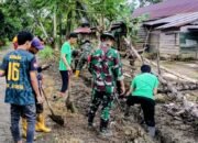 Koramil 1406-10/Pitumpanua Gelar Karya Bhakti Pembersihan Selokan Bersama Warga Kelurahan Siwa