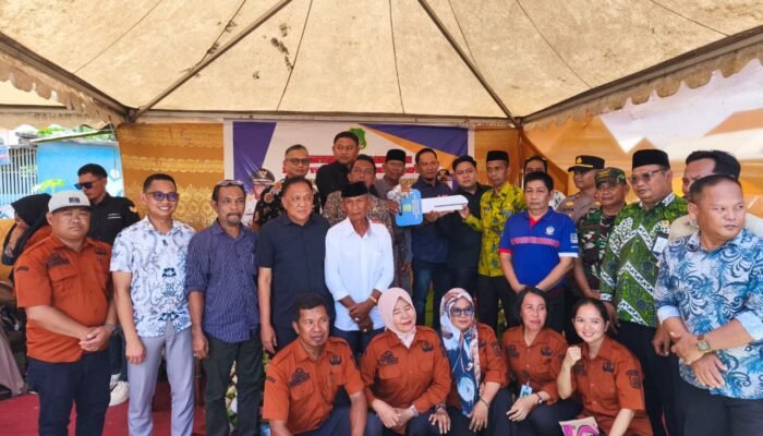 Warga Tellu Limpoe Senang! Bupati Datang Serahkan ki Truk Sampah Baru