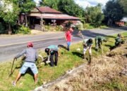 Koramil 1406-05/Majauleng Gelar Karya Bhakti Bersihkan Saluran Air di Kelurahan Limpomajang