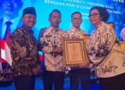 Bupati Syaharuddin Alrif Terima ki Anugerah Dwija Praja Nugraha, Penghargaan Tertinggi PB PGRI
