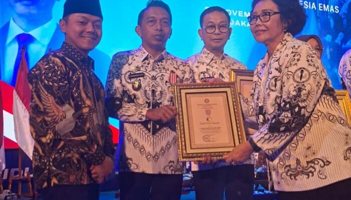 Bupati Syaharuddin Alrif Terima ki Anugerah Dwija Praja Nugraha, Penghargaan Tertinggi PB PGRI