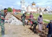 Koramil 1406-09/Sajoanging Bangun Semangat Gotong Royong Melalui Pembersihan Lapangan Sepak Bola