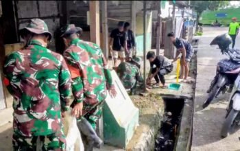Koramil 1406-03/Maniangpajo Gelar Karya Bhakti Bersihkan Pasar, TNI Hadir Humanis Dekat dengan Pedagang