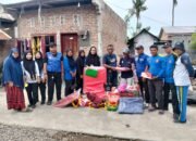 Dinsos  Bulukumba Serahkan ki Bantuan Korban Kebakaran di Kalumeme