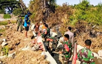 Koramil 1406-05/Majauleng Bersama Warga Bersihkan Saluran Air di Desa Cinnongtabi