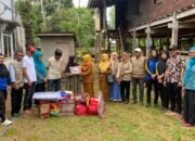 Kadis Sosial Serahkan ki Bantuan kepada Korban Pohon Tumbang di Kajang