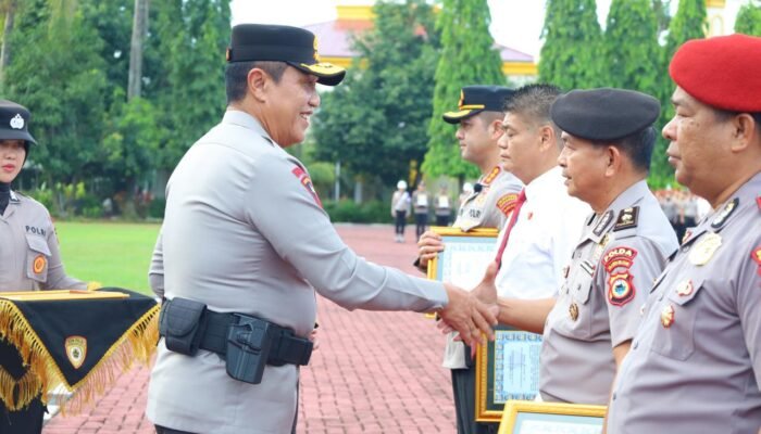 Kapolda Sulsel Pimpin Upacara Pemberian Penghargaan dan PTDH Personel Polda Sulsel