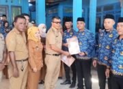 Bupati Andi Utta Serahkan ki SK PPPK Kepada Personel Tagana di Kantor Dinsos
