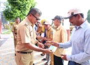 Bupati Andi Utta Serahkan ki BLT Dana Bagi Hasil Cukai Hasil Tembakau