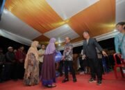 Wujud Toleransi Natal, Gubernur Sulbar Bagikan ki Bingkisan kepada Penjual Sayur dan Ojek Lintas Agama