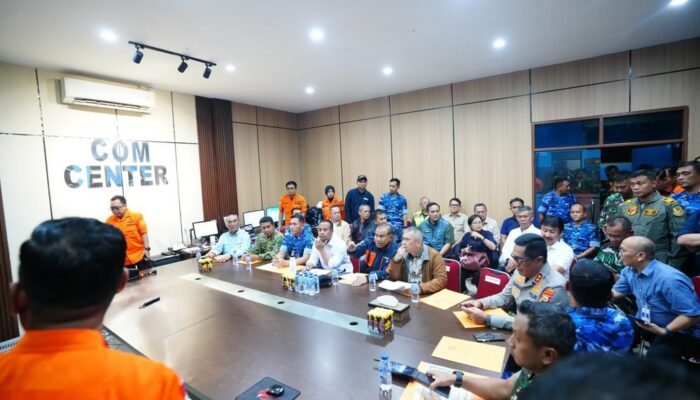 Gubernur Sulsel Dampingi Menhub Evaluasi Pencarian Korban Pesawat ATR 42-500