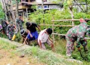Koramil Sajoanging dan Warga Gotong Royong Gali Parit dan Bersihkan Sampah di Desa Temmabarang