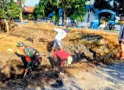 Cegah Genangan, Babinsa Serka Dery Febrian, Bersihkan Drainase Lapangan Bola di Tanasitolo