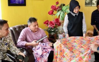 Deputi BI Kunjungi ki Lokasi Pembatik Bunga Mawar di Bulukumba