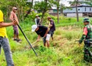 Babinsa Tanasitolo Bersama Warga Bersihkan Got dan Jalan Umum