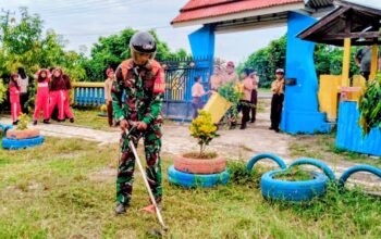 Babinsa Koramil Pammana Bantu Bersihkan SDN 98 Lempa